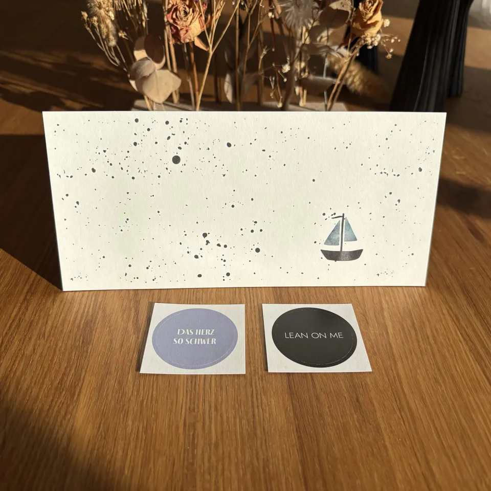 gedenken-schenken-das-herz-so-schwer-beileidskarte-boot image 1