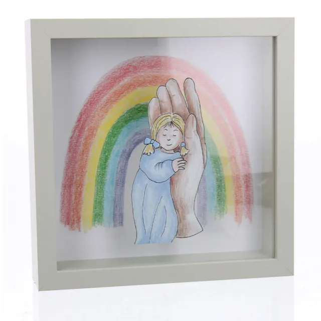 fontis-geschenke-kind-in-hand-mit-regenbogen-spardose-zur-taufe image 1