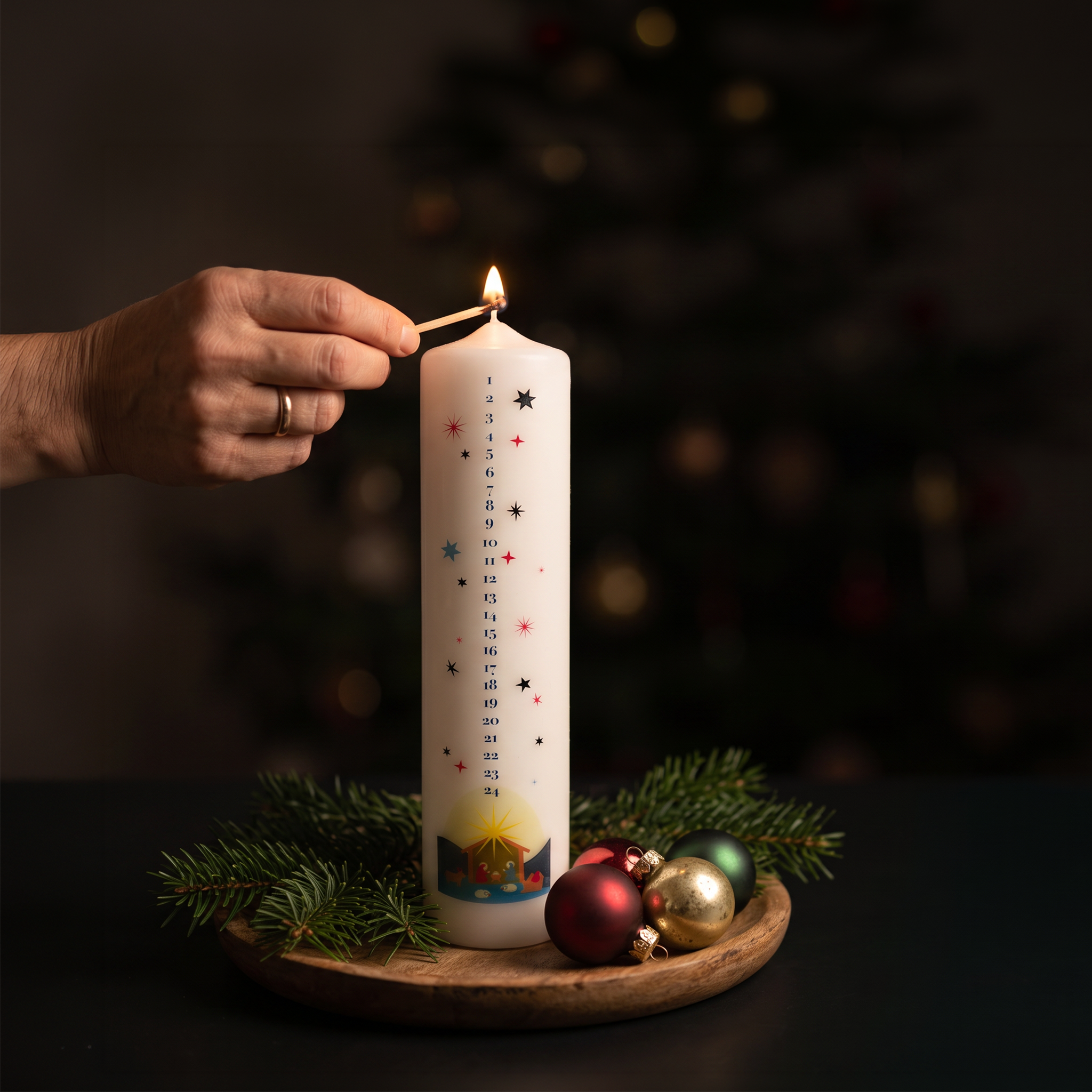 bonifatiuswerk-adventskalenderkerze-krippe-6x25-cm-24-tage image 2
