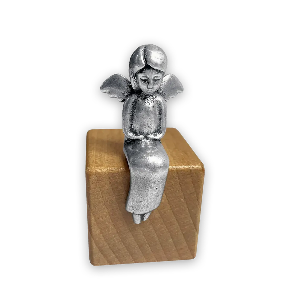 bonifatiuswerk-engelfigur-auf-holzw-rfel-engel-metall-6-cm image 1
