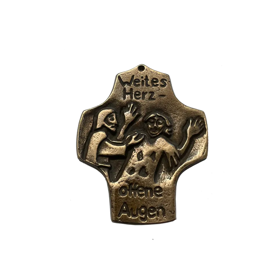 bonifatiuswerk-weites-herz-offene-augen-bronzekreuz-8-5x10-cm image 1