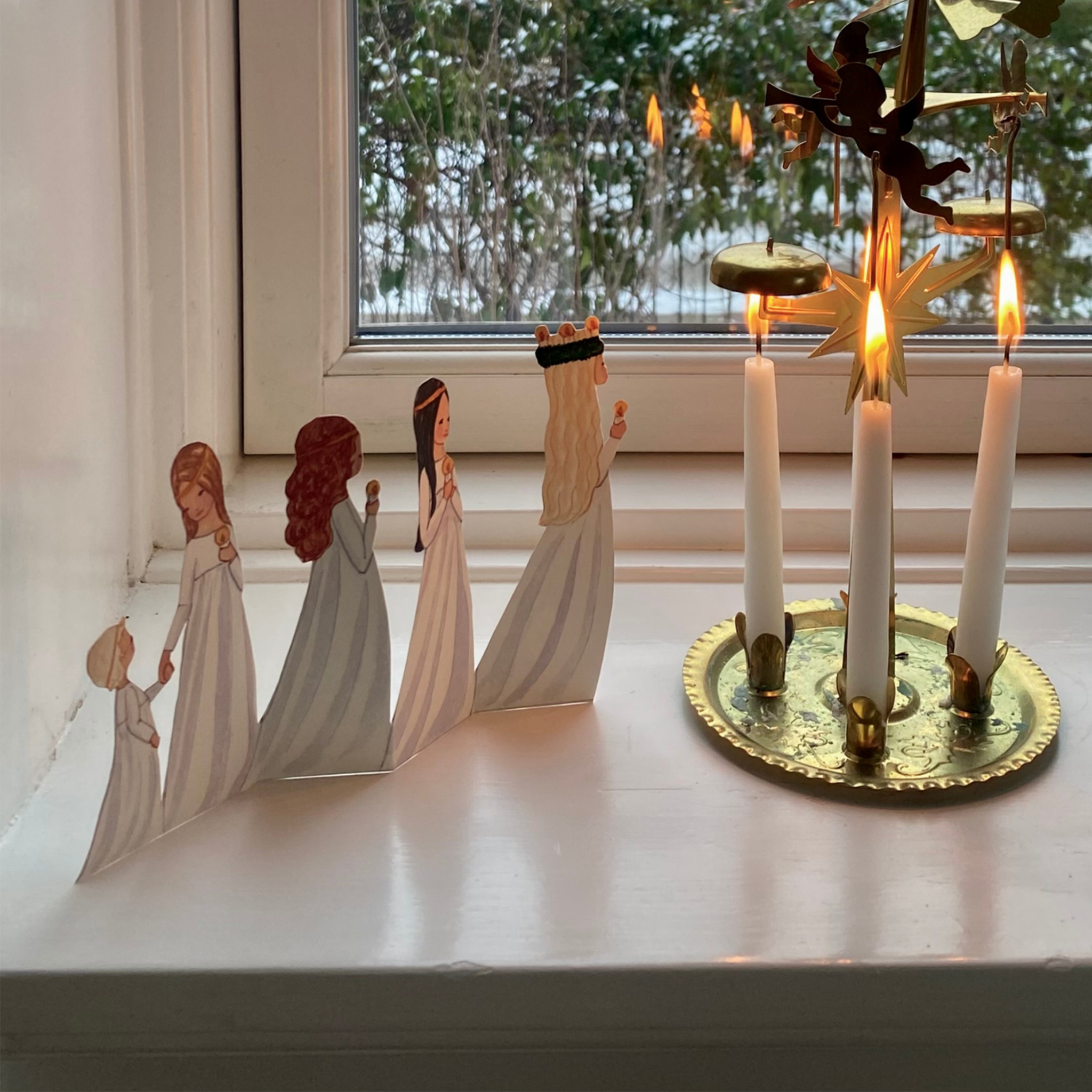 bonifatiuswerk-lucia-umzug-papier-aufsteller-weihnachtsdeko image 3